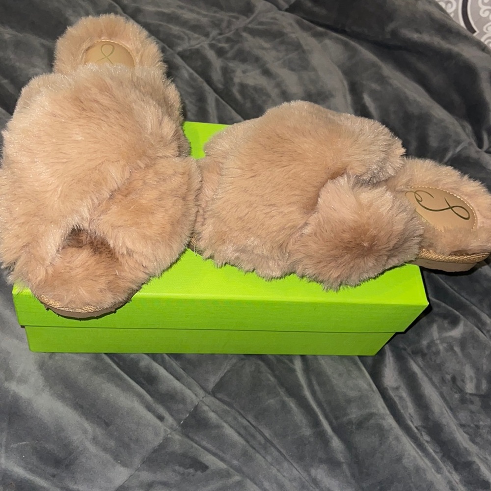 Sam Edelman Camel Faux Fur Slippers, Size 8 (very narrow ) might fit a 7
